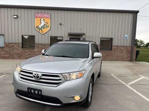 Used 2012 Toyota Highlander SE w/ Tow Pkg AWD/4WD image 3