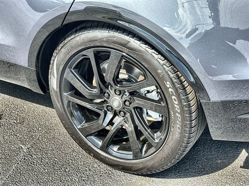 Certified 2025 Land Rover Discovery Dynamic SE image 11