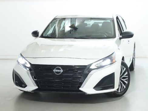 Used 2025 Nissan Altima 2.5 SV FWD image 3