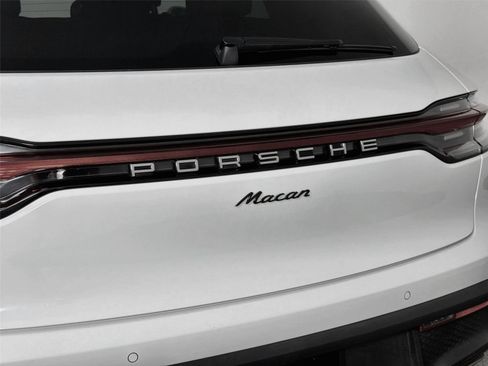 Certified 2022 Porsche Macan AWD/4WD image 17