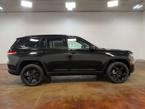 Used 2024 Jeep Grand Cherokee Altitude AWD/4WD image 23