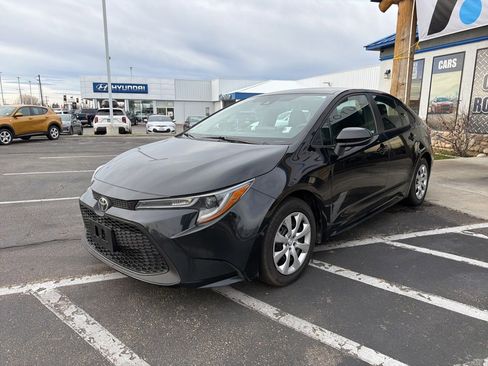 Used 2021 Toyota Corolla LE image 3
