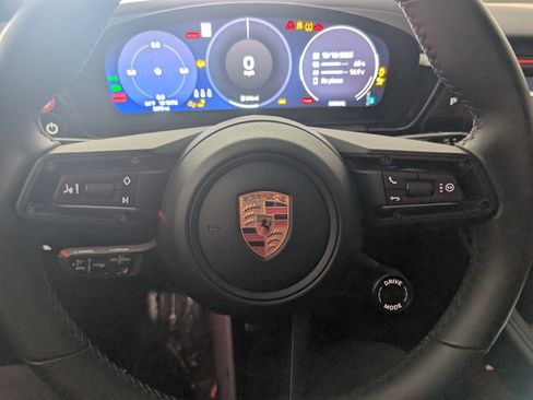 Used 2025 Porsche Macan Electric image 32