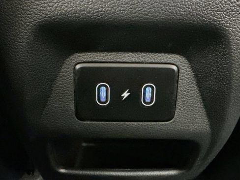 Used 2025 Hyundai Venue Limited FWD image 12