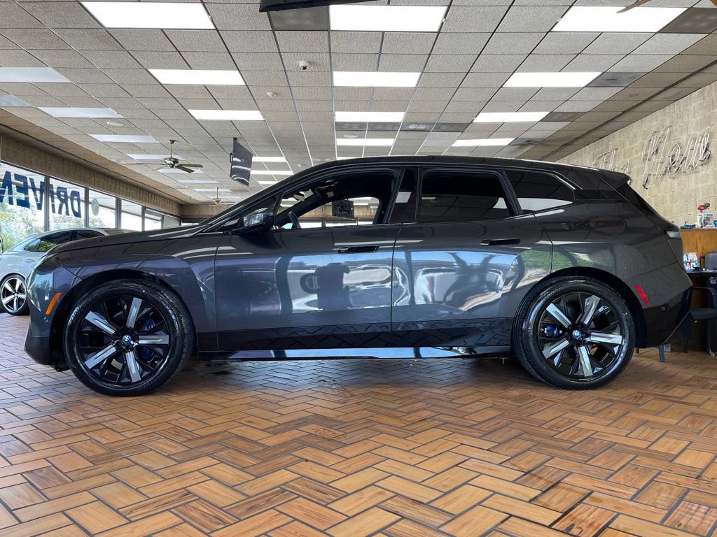 Used 2022 BMW iX xDrive50 w/ Sport Package AWD/4WD image 5