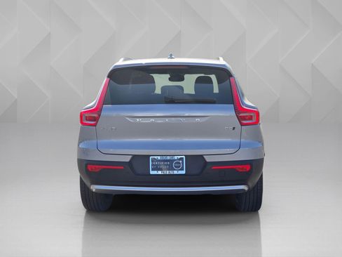Certified 2025 Volvo XC40 B5 Plus AWD/4WD image 5