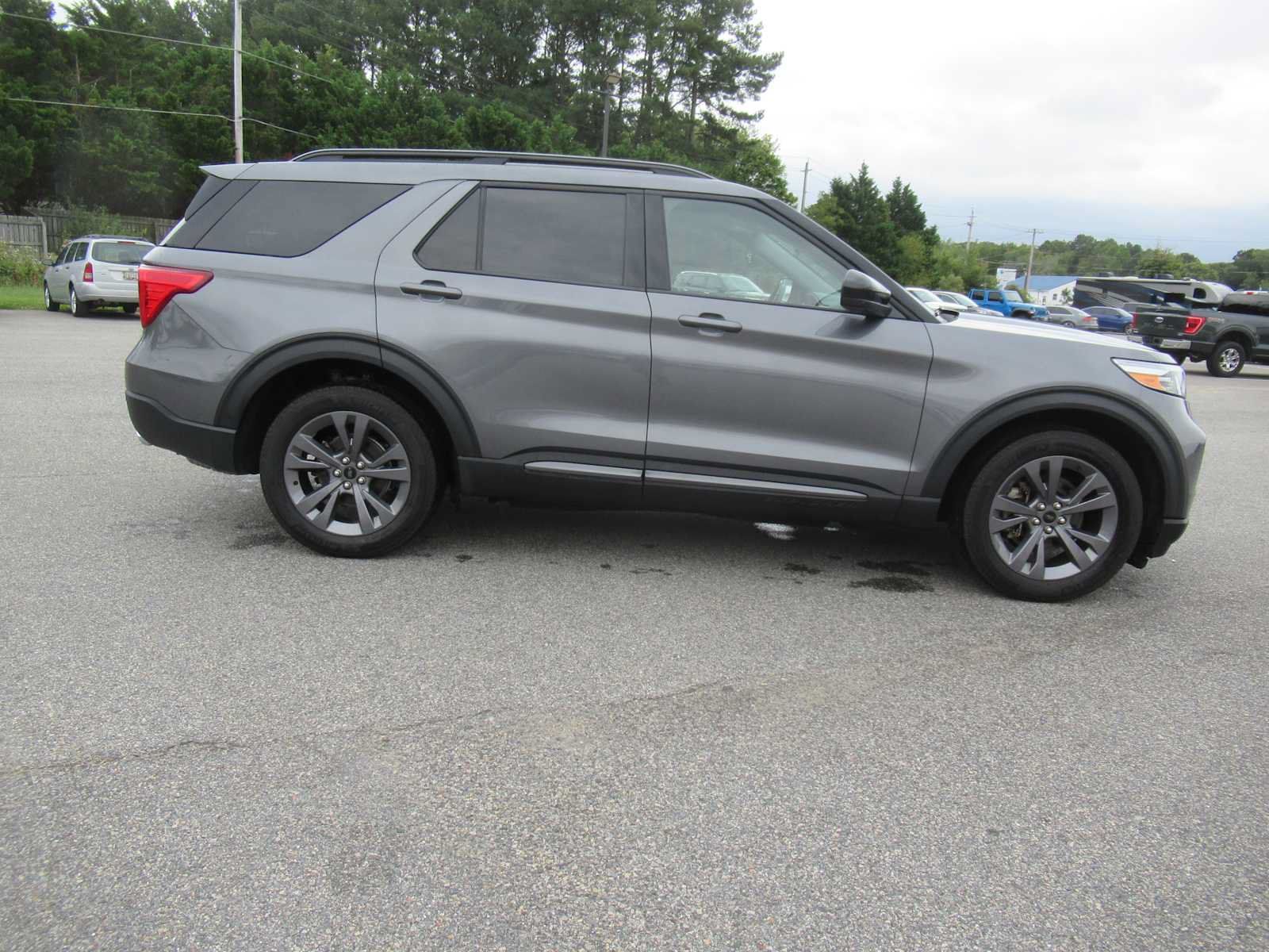 Used 2022 Ford Explorer XLT w/ Equipment Group 202A AWD/4WD image 4