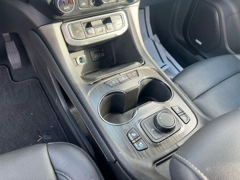 Used 2023 GMC Acadia SLT w/ Elevation Edition image 14