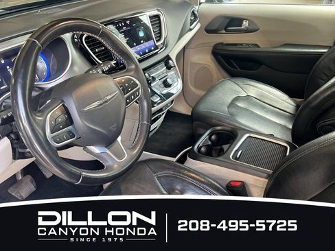Used 2022 Chrysler Pacifica Touring-L FWD image 4