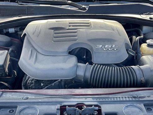 Used 2018 Chrysler 300 Touring w/ Chrome Appearance Package RWD image 10