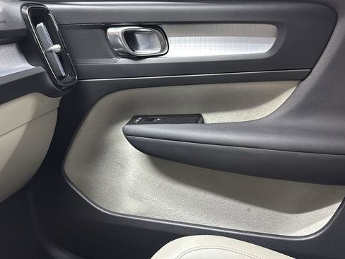 Used 2022 Volvo XC40 T5 Momentum w/ Premium Package image 8