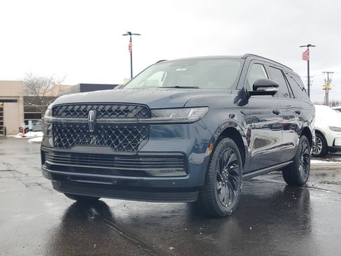 New 2026 Lincoln Navigator Reserve w/ Jet Appearance Package image 2