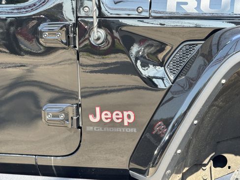 Used 2023 Jeep Gladiator Rubicon w/ Cold Weather Group image 4