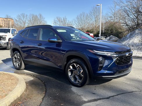 Used 2024 Chevrolet Trax LT w/ LT Convenience Package image 6