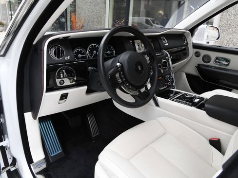 Used 2023 Rolls-Royce Cullinan w/ Cullinan Package image 12