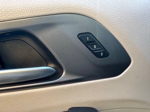 Used 2024 Chrysler Pacifica Touring-L FWD image 30