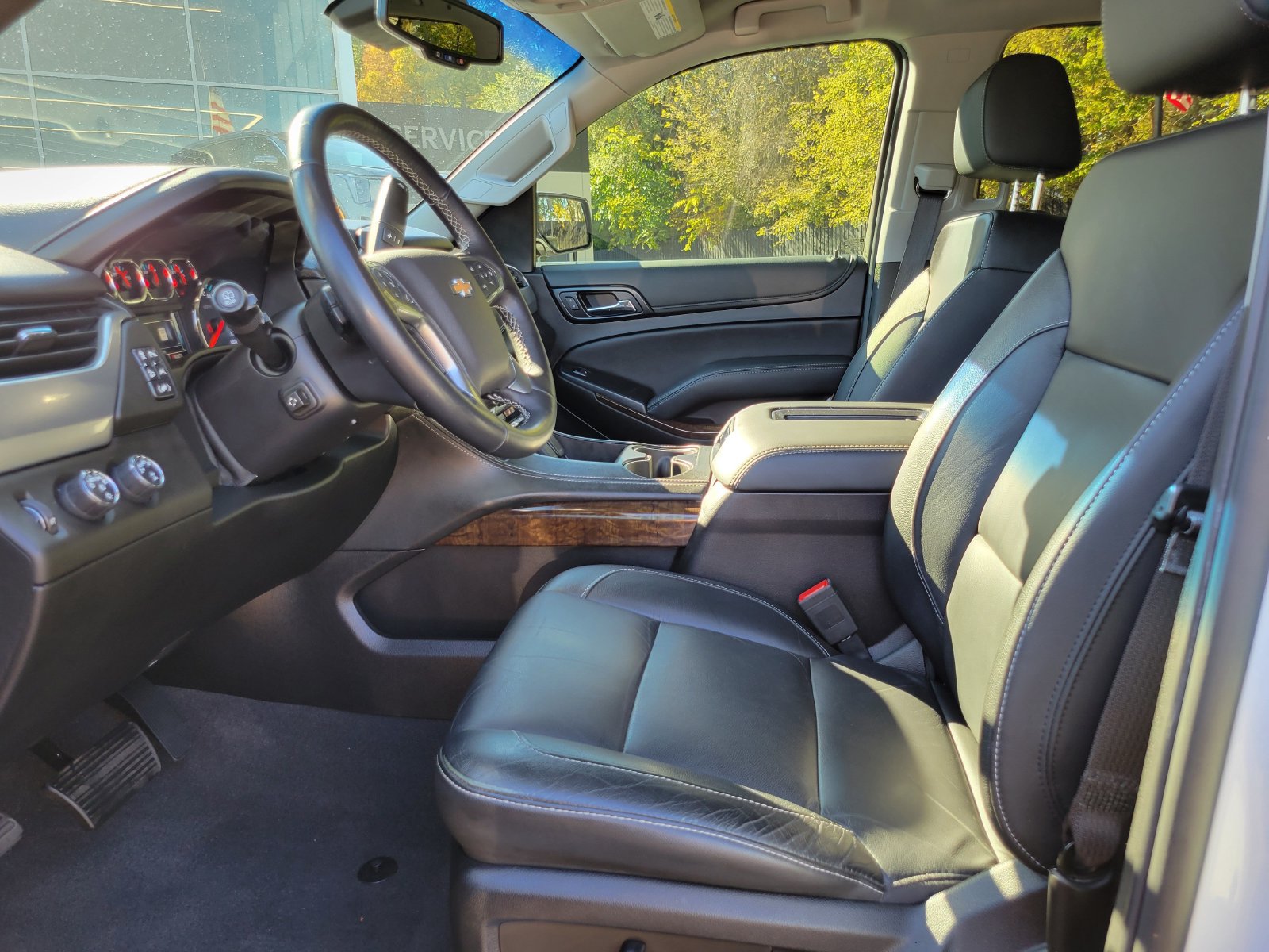 Used 2019 Chevrolet Suburban LT w/ Luxury Package AWD/4WD image 9