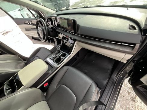 Used 2024 Kia Carnival EX image 34