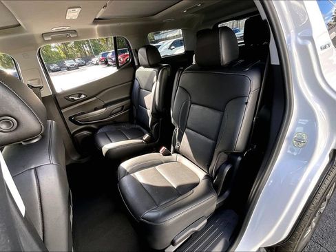 Used 2022 GMC Acadia SLT w/ Technology Package FWD image 21
