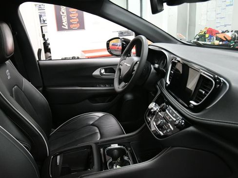 Used 2025 Chrysler Pacifica Limited FWD image 33