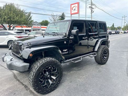 Used 2015 Jeep Wrangler Unlimited Sahara w/ Connectivity Group AWD/4WD image 8