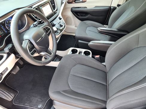 Used 2023 Chrysler Voyager LX image 13