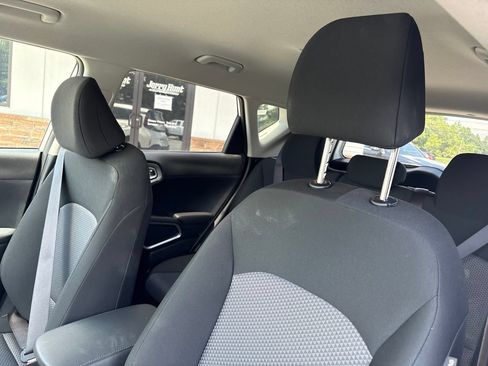 Used 2025 Kia Soul LX w/ LX Technology Package FWD image 3