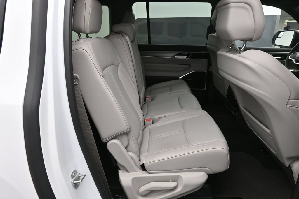 Used 2025 Jeep Wagoneer L 4WD image 15