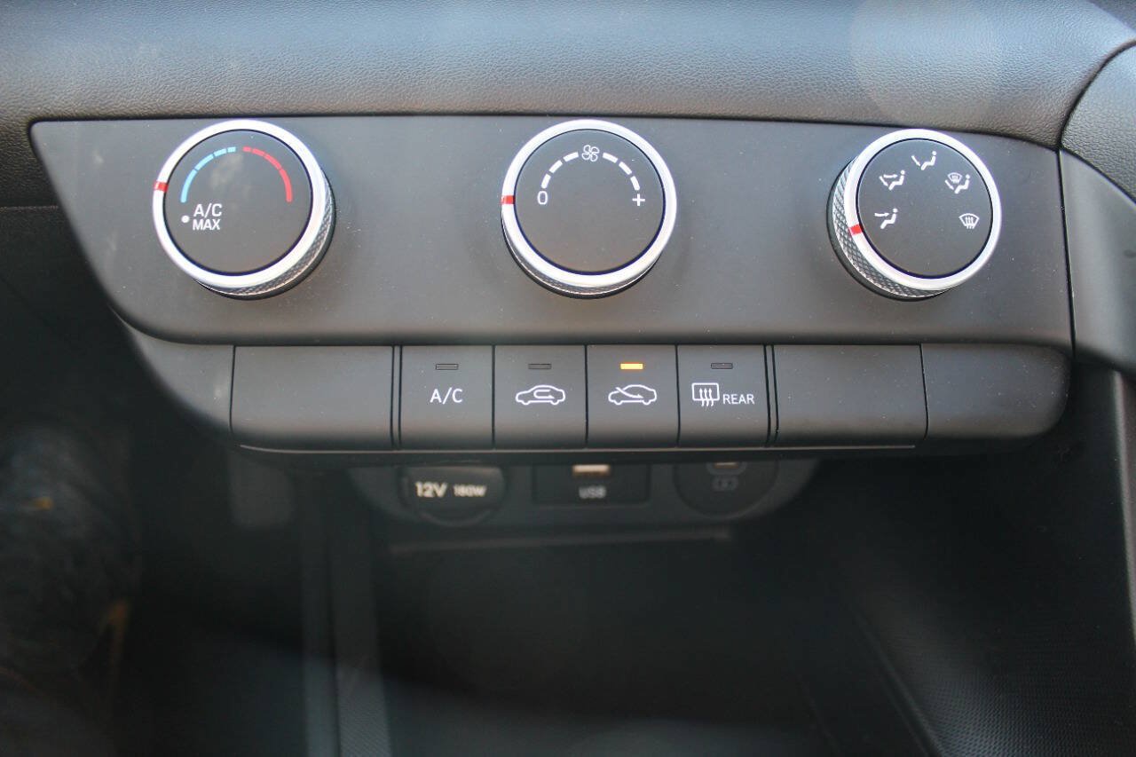 Used 2025 Hyundai Elantra SE FWD image 15