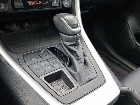 Used 2022 Toyota RAV4 XLE Premium image 11