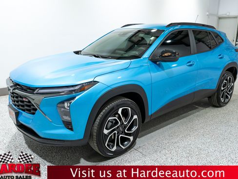 Used 2025 Chevrolet Trax RS FWD image 2