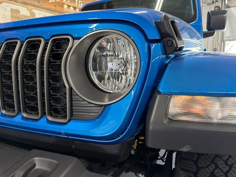 Used 2025 Jeep Gladiator Sport AWD/4WD image 9