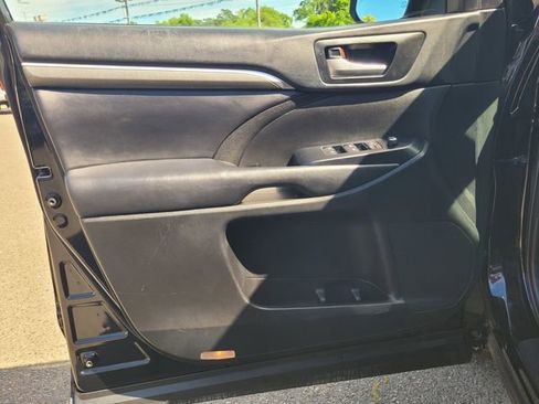 Used 2018 Toyota Highlander SE image 16