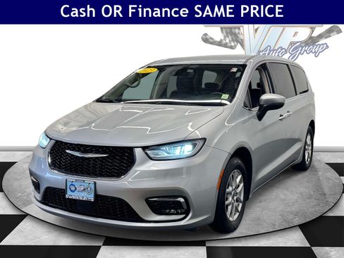 Used 2023 Chrysler Pacifica Touring-L FWD image 5