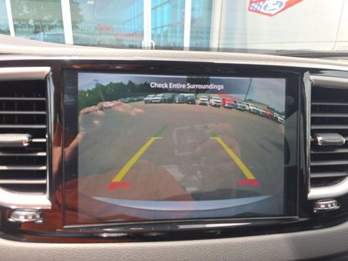 Used 2024 Chrysler Pacifica Touring-L FWD image 18