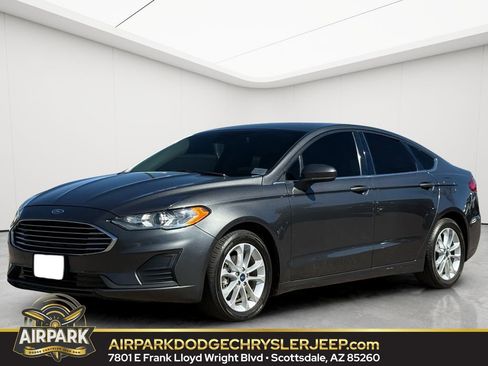 Used 2020 Ford Fusion SE image 1