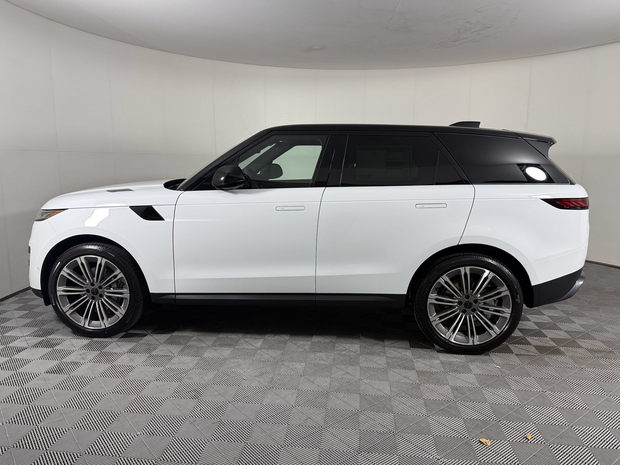 New 2027 Land Rover Range Rover Sport SE AWD/4WD image 2