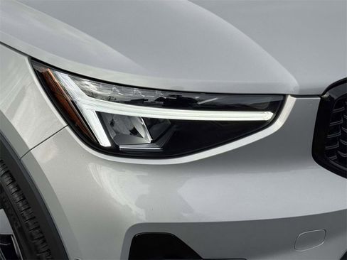Used 2025 Volvo XC40 B5 Plus image 7