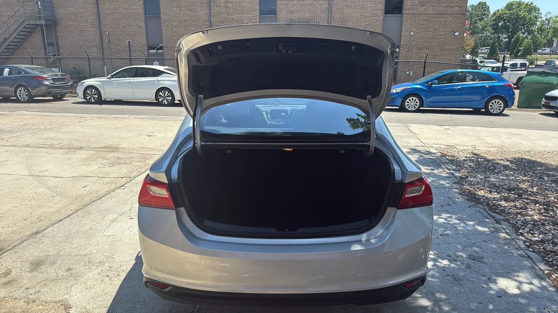 Used 2017 Chevrolet Malibu LT FWD image 11