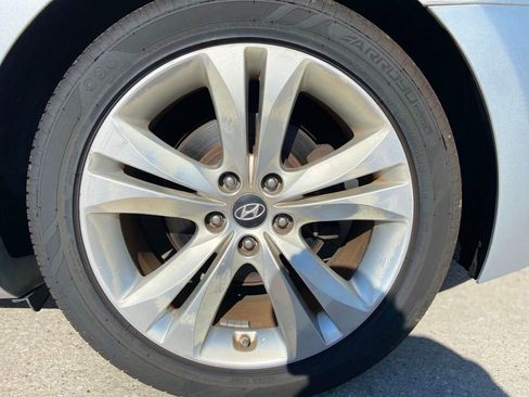 Used 2012 Hyundai Genesis 3.8 RWD image 9