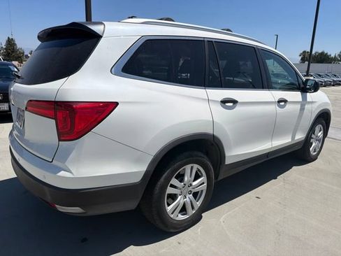 Used 2017 Honda Pilot LX image 2