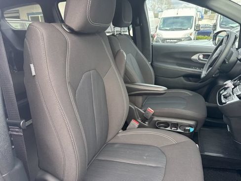 Used 2024 Chrysler Pacifica Touring FWD image 10