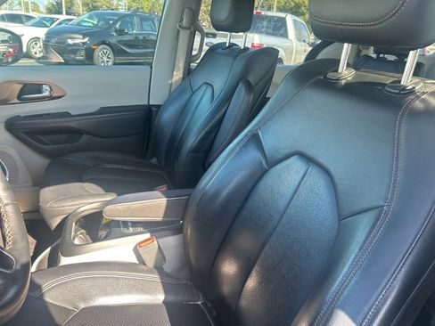 Used 2018 Chrysler Pacifica Touring-L Plus image 11