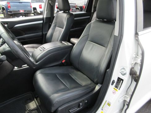 Used 2019 Toyota Highlander XLE AWD/4WD image 19