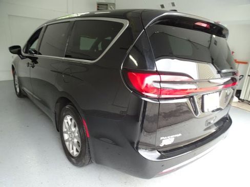 Used 2025 Chrysler Pacifica Select FWD image 18