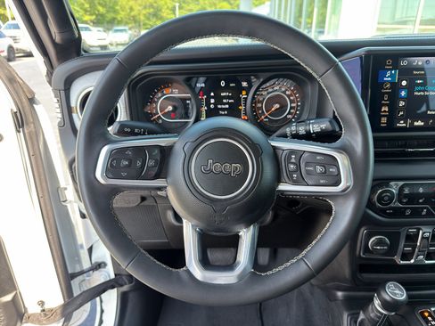 Used 2025 Jeep Wrangler Unlimited Sahara AWD/4WD image 14
