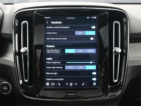 Used 2025 Volvo XC40 B5 Plus image 17