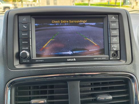 Used 2018 Dodge Grand Caravan SE w/ UConnect Hands-Free Group image 14