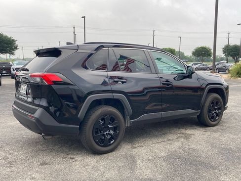 Used 2021 Toyota RAV4 LE FWD image 5