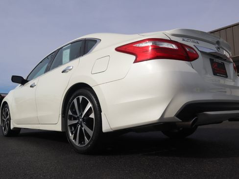Used 2016 Nissan Altima 2.5 SR w/ LED Appearance Package image 19